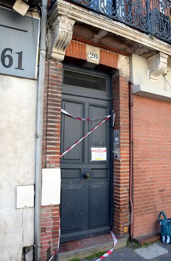 Une rubalise pour signifier l'interdiction de pénétrer.