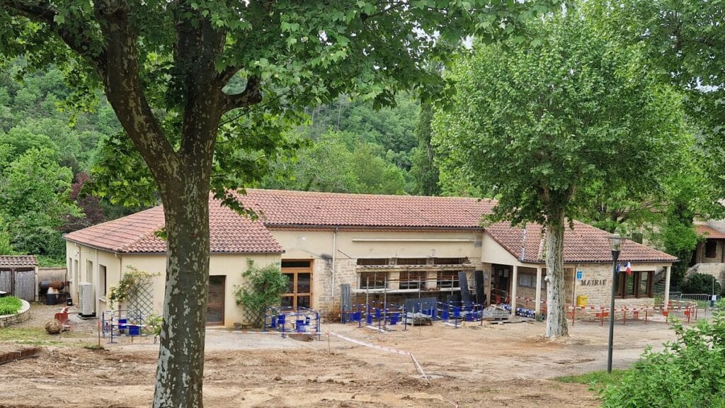 , Les Ulis, Linas, Arpajon; Les Junies. La place de la mairie et la salle des fêtes se transforment