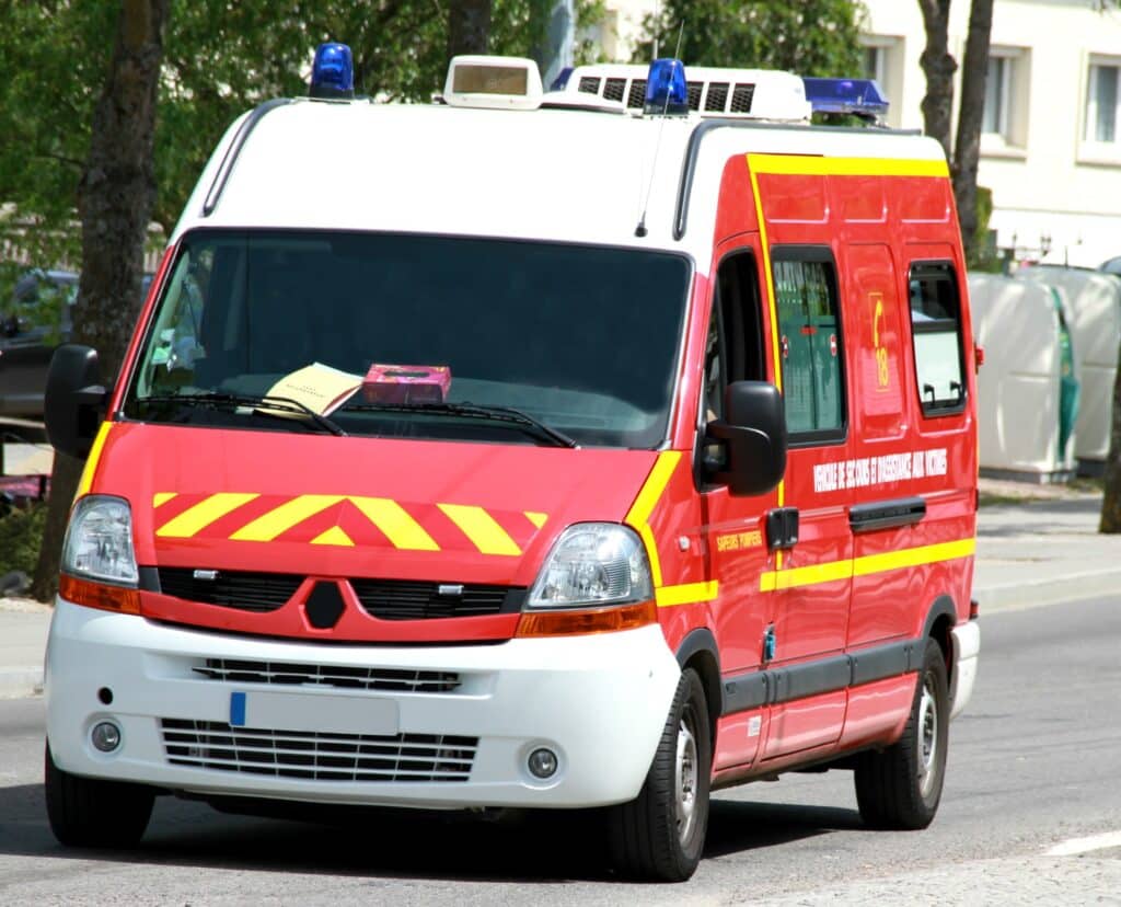 , Saint-Germain-en-Laye; Yvelines. Violente sortie de route à Achères : le conducteur grièvement blessé