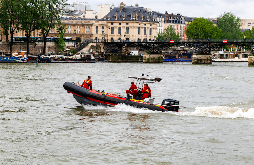 , Neuilly-sur-Seine ; Il se trompe de pédale au volant de sa Porsche Taycan et finit dans la Seine, un étudiant lui sauve la vie