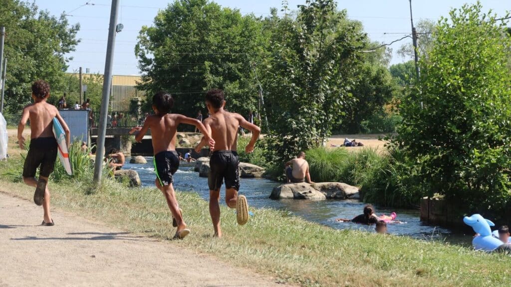 , Corbeil-Essonnes; Au parc Robinson de Corbeil-Essonnes, malgré les panneaux « danger de mort », les baigneurs affluent pendant la canicule